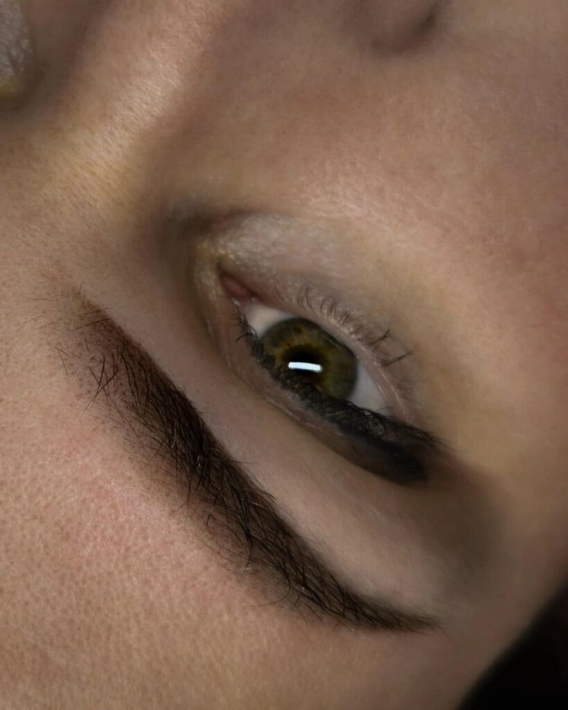 Makijaż permanentny brwi – przykładowy efekt